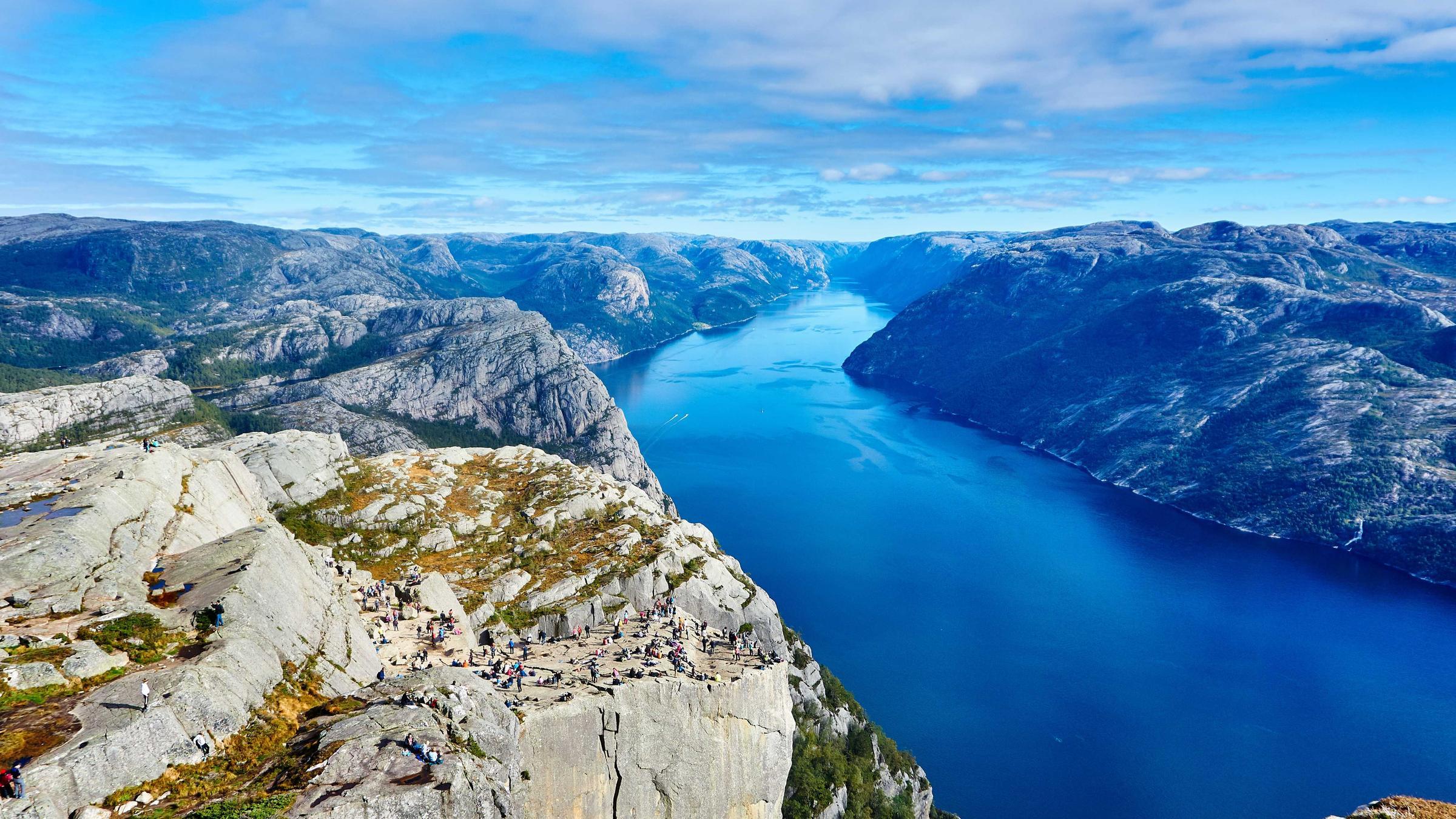 Fiord adânc și albastru, văzut de pe o stâncă înaltă